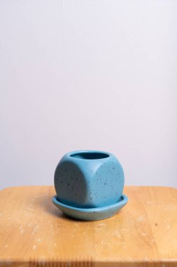 boş ve güzel kil saksı ahşap masada