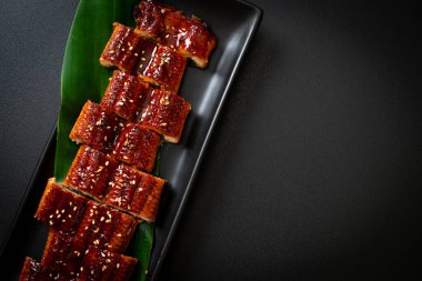 Dilimlenmiş yılan balığı ya da soslu ızgara unagi (Kabayaki) - Japon yemeği tarzı.