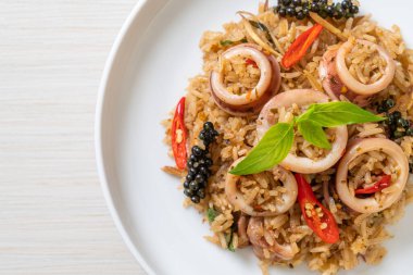 Ev yapımı Basil ve Baharatlı Bitki Kızarmış Pirinç Kalamar veya Ahtapot - Asya yemek tarzı