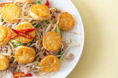 Kızarmış fasulye filizi, yumurtalı tofu ve kıymalı domuz eti, Asya usulü.