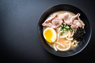 udon erişteli domuz çorbası Japon usulü.