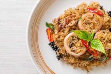 Ev yapımı Basil ve Baharatlı Bitki Kızarmış Pirinç Kalamar veya Ahtapot - Asya yemek tarzı