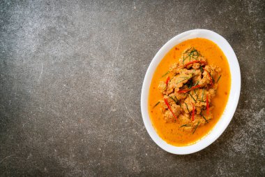 Tayland yemeği seti körili domuz eti Tayland yemeği tarzı.