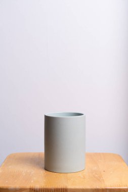 boş ve güzel kil saksı ahşap masada