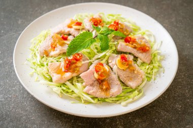 Baharatlı domuz salatası ya da limon sarımsaklı haşlanmış domuz eti ve acılı sos.