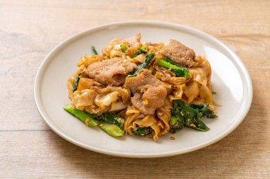 Kızarmış pirinç eriştesi, soya sosu, domuz eti ve lahana. Asya usulü.