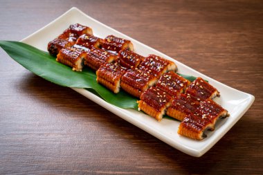 Dilimlenmiş yılan balığı ya da soslu ızgara unagi (Kabayaki) - Japon yemeği tarzı.