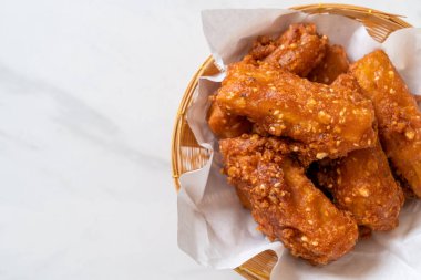 Kızarmış patates. Susamlı. Tayland usulü.