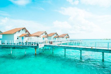 Güzel tropikal Maldivler plajı ve denizi olan otel ve adalara yerleşir - renk işleme tarzını güçlendirir