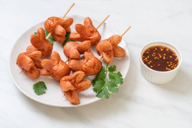 soslu kızarmış sosis şişi.