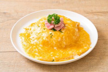 Pirinçli kremalı omlet veya jambonlu pilav ve yumuşak omlet.