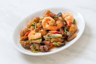 Karidesli haşlanmış deniz hıyarı Asya usulü.