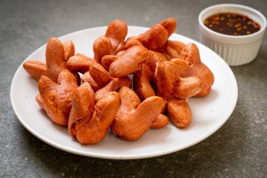 soslu kızarmış sosis.