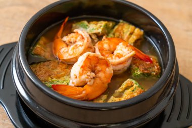 Karides ve sebze omletli Tamarind Paste 'den yapılmış ekşi çorba - Asya usulü.