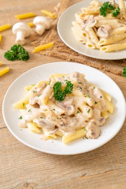 İtalyan usulü mantarlı makarna ve krema sosu.