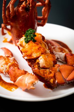 Soslu ıstakoz kuyruklu biftek ve beyaz arka planda karides yumurtaları.