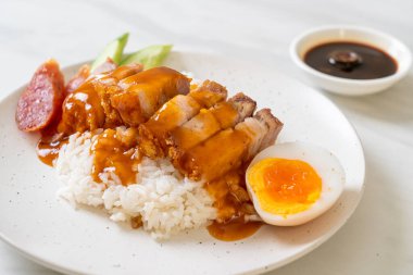 Pirinçli çıtır domuz eti ve barbekü sosu.