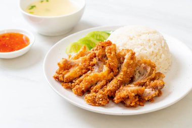 Kızarmış tavuklu Çin tavuğu pilavı ya da kızarmış tavuklu pilav çorbası. Asya usulü.