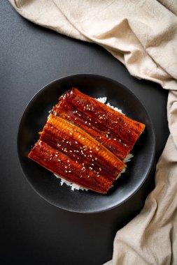 Japon yılan balığı pilav kasesi ya da Unagi don ile kızartılır.