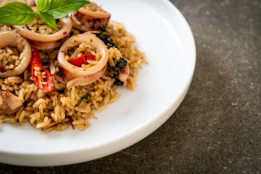 Ev yapımı Basil ve Baharatlı Bitki Kızarmış Pirinç Kalamar veya Ahtapot - Asya yemek tarzı