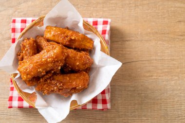 Kızarmış patates. Susamlı. Tayland usulü.