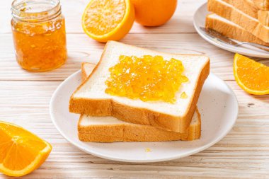 Kahvaltıda portakal reçelli ekmek dilimleri.