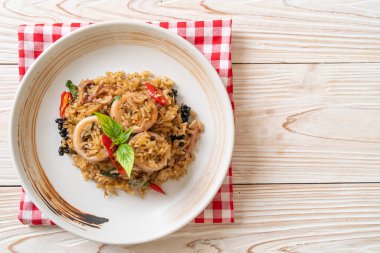 Ev yapımı Basil ve Baharatlı Bitki Kızarmış Pirinç Kalamar veya Ahtapot - Asya yemek tarzı