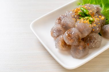 Şeffaf toplara Saku Sai Moo ya da buharda pişirilmiş Tapioca köfteleri deniyor.