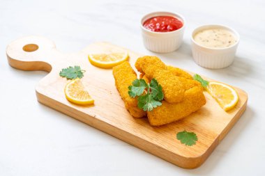 Kızarmış balık çubuğu ya da soslu patates kızartması.
