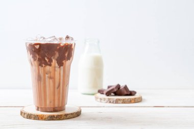 Buzlu çikolatalı milkshake, ahşap arka planda.