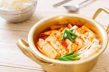 Tofu ve yumurtalı Kimchi Çorbası veya Kore Kimchi Güveci - Kore Yemekleri Geleneksel Tarzı