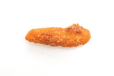 Kızarmış patatesler beyaz arka planda izole edilmiş.