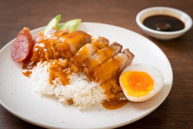 Pirinçli çıtır domuz eti ve barbekü sosu.