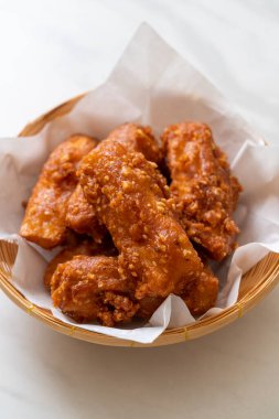 Kızarmış patates. Susamlı. Tayland usulü.