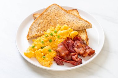 Çırpılmış yumurta, kızarmış ekmek ve kahvaltıda pastırma.