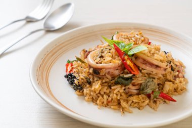 Ev yapımı Basil ve Baharatlı Bitki Kızarmış Pirinç Kalamar veya Ahtapot - Asya yemek tarzı