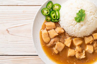 Kahverengi soslu tavuk mu yoksa pirinç soslu sos mu? Asya tarzı.