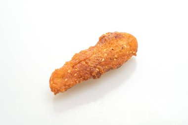 Kızarmış patatesler beyaz arka planda izole edilmiş.