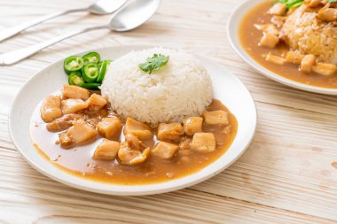 Kahverengi soslu tavuk mu yoksa pirinç soslu sos mu? Asya tarzı.