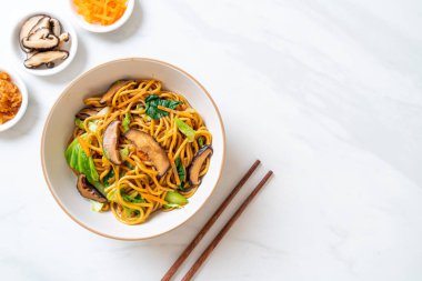 Yakisoba eriştesi sebzeyle kızartılmış vejetaryen ve vejetaryen yemeği.