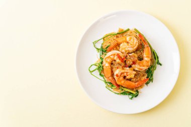 Kızarmış pirinç vermicelli ve karidesli su mimozası.