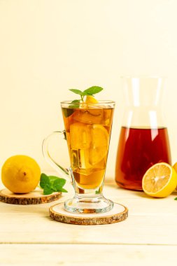 Bir bardak naneli buzlu limon çayı.