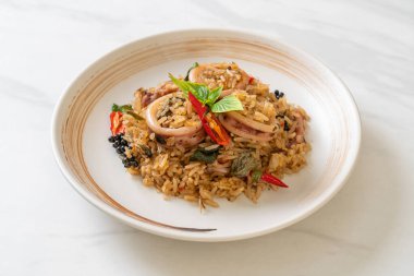 Ev yapımı Basil ve Baharatlı Bitki Kızarmış Pirinç Kalamar veya Ahtapot - Asya yemek tarzı