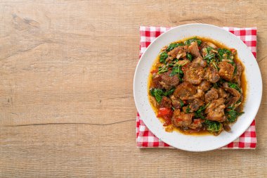 Kızarmış domuz eti ve fesleğen - Asya yerel sokak yemekleri tarzı