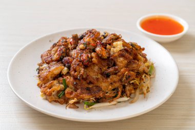 Kızarmış midyeli krep ya da midyeli omlet.