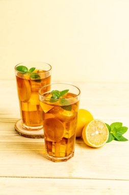 Bir bardak naneli buzlu limon çayı.