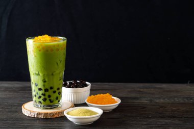 Balonlu ve baloncuklu kibrit yeşil sütlü latte.