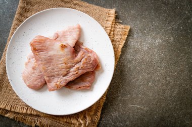 Kızarmış güneşte kurutulmuş domuz eti.