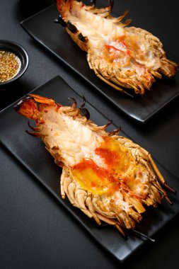 Izgara Taze Dev Nehir Karidesi Baharatlı Deniz Ürünleri Soslu