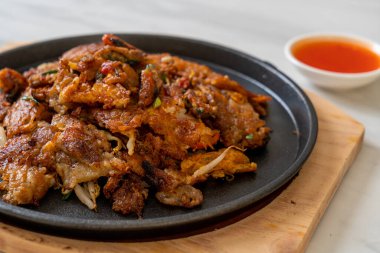 Kızarmış midyeli krep ya da midyeli omlet.